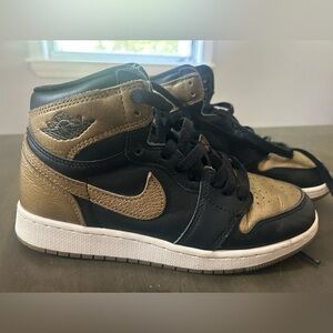 Big kid Jordan Retro 1 High OG Black/Gold